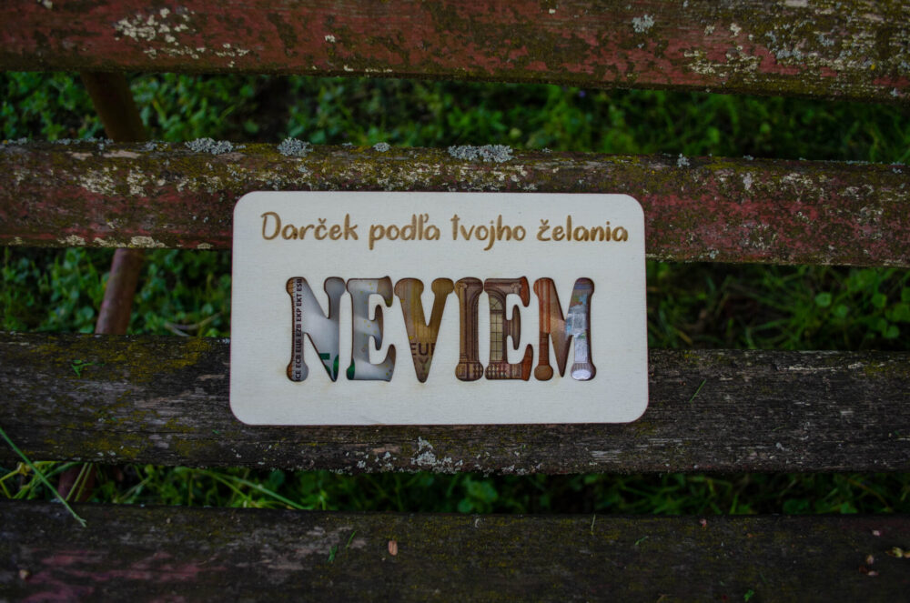 Drevená obálka na peniaze „NEVIEM“