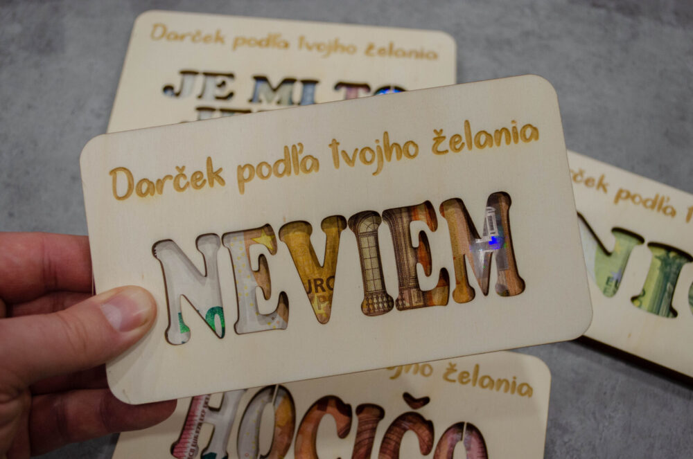 Drevená obálka na peniaze „NEVIEM“