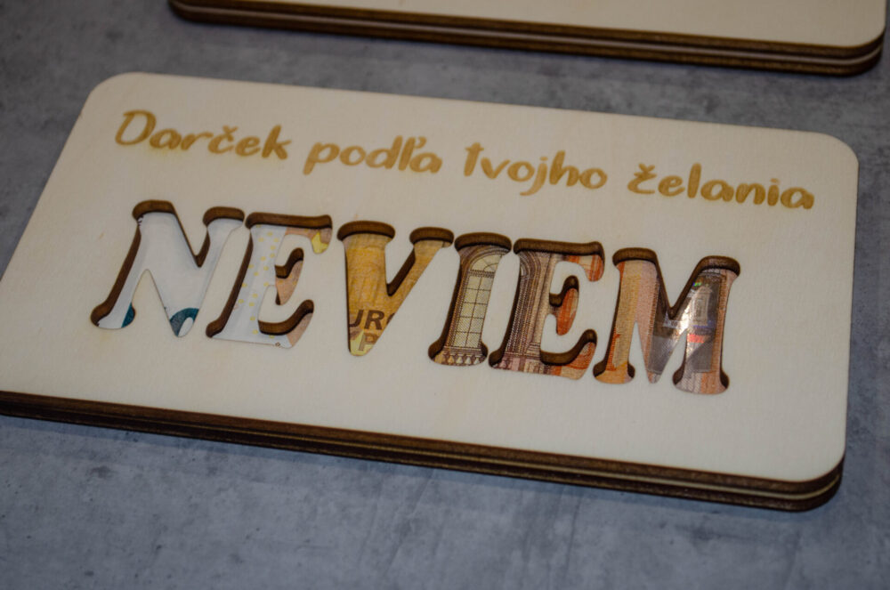 Drevená obálka na peniaze „NEVIEM“