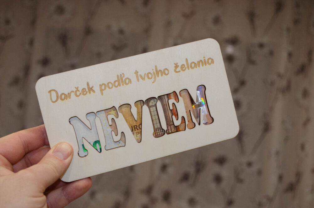 Drevená obálka na peniaze „NEVIEM“