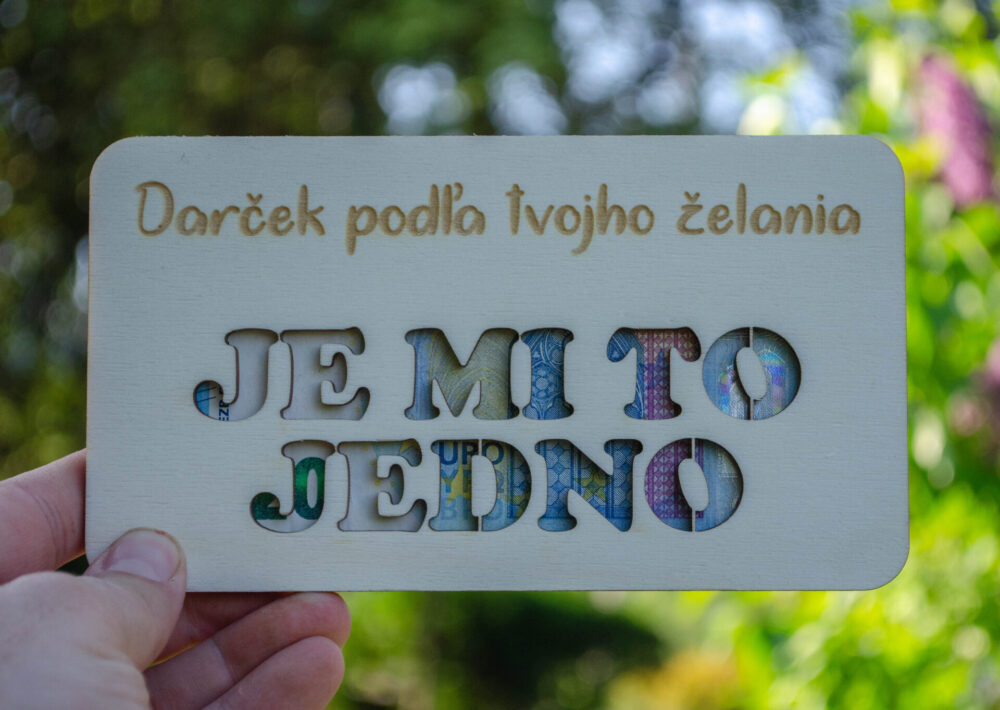 Drevená obálka na peniaze „JE MI TO JEDNO“