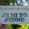 Drevená obálka na peniaze „JE MI TO JEDNO“