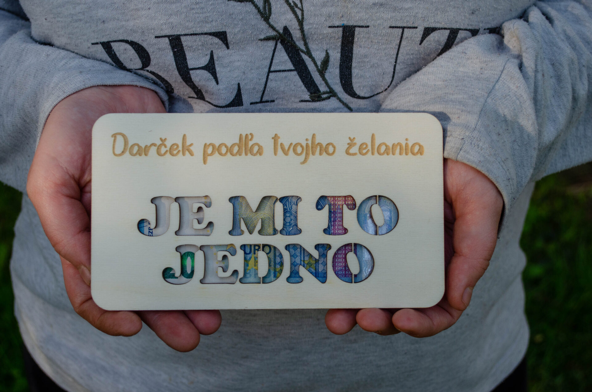 Drevená obálka na peniaze „JE MI TO JEDNO“