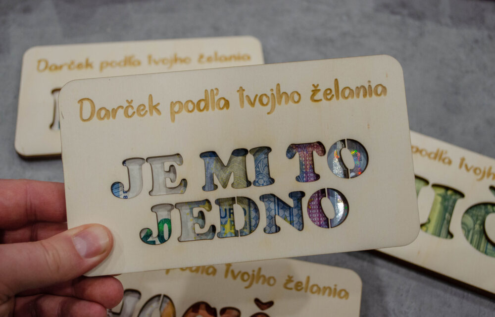 Drevená obálka na peniaze „JE MI TO JEDNO“