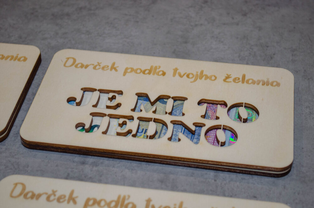 Drevená obálka na peniaze „JE MI TO JEDNO“